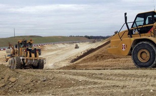 Le coût du projet de canal Seine-Nord Europe entre l'Oise et l'Escaut est fortement révisé à la baisse, autour de 4,5 milliards d'euros, et ce grand chantier porteur de croissance pourrait démarrer dès 2015, selon un rapport remis mercredi au ministère des Transports.