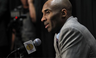 Kobe Bryant a annoncé qu'il prendrait sa retraite en fin de saison, lors d'une conférence de presse le 29 novembre 2015.