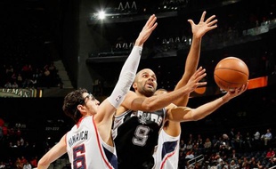Tony Parker, auteur de 28 points, 8 passes et 5 rebonds, a permis a San Antonio de rester invaincu en sept matches dans sa salle cette saison en NBA mercredi face à Houston.