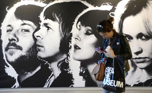 Un visiteur devant le musée ABBA à Stockholm, la veille de son ouverture officielle au public, le 6 mai 2013.