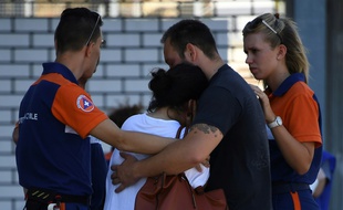 Des proches de victimes de l'attentat le 17 juillet 2016 devant l'hôpital Pasteur à Nice