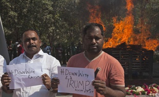 Des pancartes anti-Trump lors des funérailles de Srinivas Kuchibhotla, un ressortissant indien tué dans le Kansas le 22 février 2017.