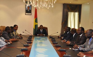 Une semaine après un premier sommet à Abidjan, les chefs d'Etat ouest-africains se réunissent de nouveau jeudi à Dakar pour tenter de répondre aux troubles et violences au Mali et en Guinée-Bissau nés de coups d'Etat militaires qui ont déstabilisé ces deux pays déjà en crise.