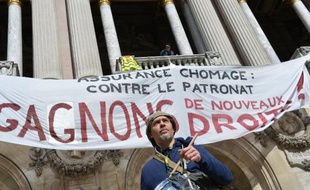 Un manifestant pour la défense de l'assurance chômage devant l'Opéra Garnier, à Parisle 21 mars 2014