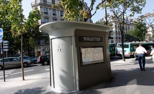 Une des 400 toilettes publiques et gratuites installées dans la ville de Paris.