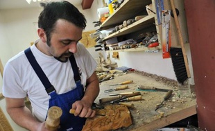 Le sculpteur Edin Hajderovac travaille dans son atelier de Zavidovici, dans le centre de la Bosnie-Herzégovine, le 4 avril 2015
