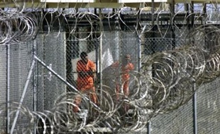 Le rapport relève que Donald Rumsfeld a autorisé des techniques d'interrogatoire dures à Guantanamo le 2 décembre 2002, tout en faisant des déclarations les excluant un mois plus tard.