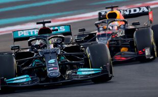 Le duel entre Lewis Hamilton sur Mercedes, et Max Verstappen, sur Red Bull, lors de la saison 2021 de Formule 1.