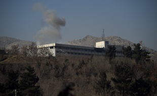De la fumée sort de l'hôtel Intercontinental de Kaboul (Afghanistan) après un attentat revendiqué par les talibans, le 21 janvier 2018.