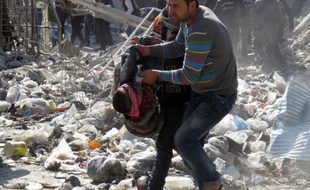 Au moins 26 personnes, dont 11 enfants, ont été tuées lundi dans de nouveaux bombardements de l'armée syrienne sur la ville d'Alep (nord), menés à l'aide de barils d'explosifs lancés depuis des hélicoptères, a rapporté l'Observatoire syrien des droits de l'Homme (OSDH).