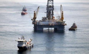Le groupe pétrolier britannique BP a réclamé 1,9 milliard de dollars à une filiale de la maison de commerce japonaise Mitsui and Co afin qu'elle participe aux frais de la marée noire du golfe du Mexique, a annoncé mardi cette succursale nippone qui a différé le paiement de la facture.
