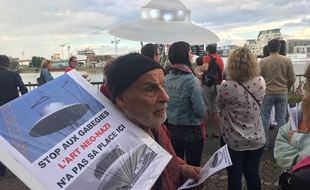 Manifestation contre l'oeuvre de Suzanne Treister, Le Vaisseau Spatial, lors de son inauguration le 7 juin 2018 à Bordeaux.