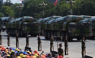 Pékin (Chine), le 02 septembre 2015. Des missiles 21D, dits "tueurs de porte-avions" sont exposés place Tiananmen.