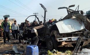 Trente-cinq personnes ont été tuées et au moins 69 blessées mardi matin dans un attentat perpétré sur un marché du nord-ouest du Pakistan, bastion des talibans et d'autres groupes rebelles, selon un dernier bilan fourni à l'AFP par les autorités locales.
