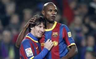 Le défenseur français du FC Barcelone, Eric Abidal, dans les bras de Lionel Messi lors d'un match de Liga contre l'Atlético Madrid, le 5 février 2011.