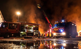Un incendie a détruit un bâtiment agricole dans le sud de la Haute-Garonne, dans la nuit de mardi à mercredi.