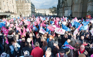 Bordeaux, 2 fevrier 2013. - Manifestation des opposants au projet de loi "mariage et adoption pour tous" intitulee "La manif pour tous" organisee sous forme de stay-in devant l'hotel de ville de Bordeaux place Pey-Berland. - Photo : Sebastien Ortola