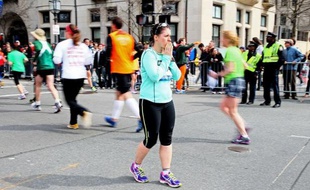 Des milliers de coureurs et leurs supporteurs sont descendus dans les rues de Boston samedi malgré la pluie pour achever le marathon que beaucoup d'entre eux n'avaient pu terminer le 15 avril en raison de l'explosion de deux bombes près de la ligne d'arrivée, selon les médias américains.