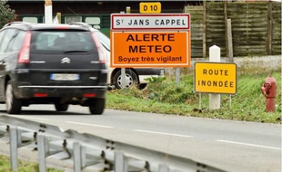 A Saint-Jans-Cappel, c'est un petit ruisseau qui a débordé et bloqué la route.