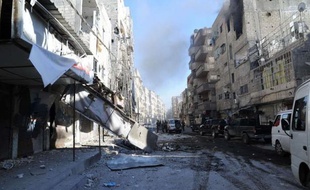 L'armée, qui a achevé son déploiement autour d'Alep, bombardait et livrait bataille aux insurgés dans la ville avant de lancer l'offensive décisive pour le contrôle de cette métropole du nord de la Syrie, enjeu crucial du conflit.