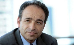 Le rejet, momentané, du projet de loi sur les OGM constitue, après toute une série de couacs, un nouveau coup dur pour la majorité et met en difficulté le président du groupe UMP à l'Assemblée nationale, Jean-François Copé, qui est déjà critiqué jusqu'à l'Elysée.