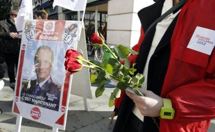 Une distribution de roses a été organisée dimanche matin sur le marché de Neuilly-sur-Seine (Hauts-de-Seine), ancien fief de Nicolas Sarkozy, pour tenter de rallier les habitants de cette riche commune, dont certains sont, selon le PS local, "déçus" par le président.