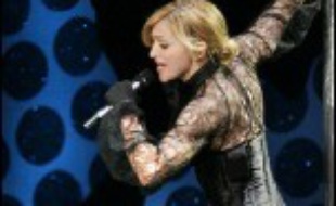 Des milliers de spectateurs, mais aussi de policiers, ont afflué mardi soir au stade Loujniki de Moscou, pour le premier concert de Madonna en Russie, étape de sa tournée "Confessions", contre laquelle des orthodoxes ont brièvement manifesté avant d'être interpellés.