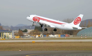 Un avion décolle de l'aéroport de Salzbourg en Autriche