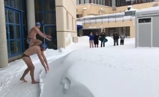 Les étudiants en Staps de Font-Romeu expérimentent la natation dans la neige.