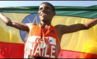 L'Ethiopien Haile Gebreselassie a échoué dans sa quête pour établir un nouveau record du monde du marathon, dimanche à Berlin, perdant pied dans les 3 derniers kilomètres pour couper la ligne d'arrivée avec tout de même le 7e meilleur chrono de tous les temps (2h05:56.).
