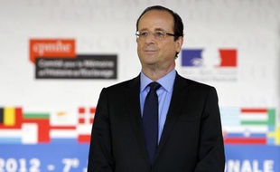François Hollande a travaillé samedi toute la journée à son QG, avenue de Ségur à Paris, préparant la passation de pouvoirs de mardi et ses rendez-vous internationaux de fin de semaine, a affirmé Pierre Moscovici, chargé de la transition auprès du président élu.