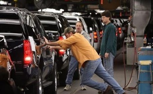 Les Américains ont boudé les 4x4, "SUV" et autres gros modèles chers et gourmands en carburant en mars, faisant chuter les ventes automobiles aux Etats-Unis en mars, un repli attendu par les marchés et qui a davantage touché les constructeurs américains que les asiatiques.