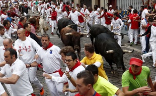 Un lâcher de taureaux pendant les fêtes de San Fermin à Pampelune, vendredi 14 juillet.