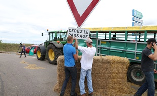 Ds agriculteurs lèvent leur blocage, près de Caen, le 22 juillet au soir.
