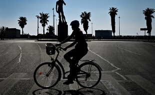Un cycliste devant le David à Marseille