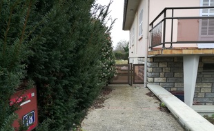 La maison des époux Daval compte plusieurs scellés, au lendemain des aveux du mari, Jonathann.