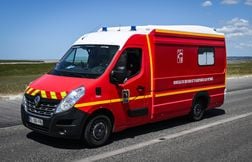 Elle se dispute avec son mari, sort de la voiture et se fait écraser