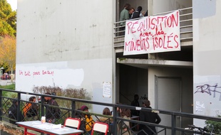 Le sous-sol du bâtiment de la Censive de l'université de Nantes est occupé par des étudiants.