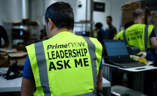 Un employé porte un gilet estampillé "Prime Now", le nouveau service express d'Amazon, à Paris le 9 juin 2016
