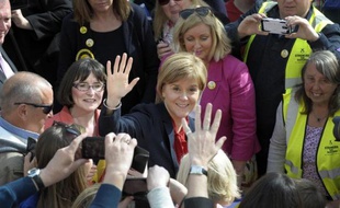 La chef de l'Exécutif régional et chef du Parti nationaliste Ecossais Nicola Sturgeon, dans un meeting de campagne á Largs, Ecosse, le 4 mai 2015