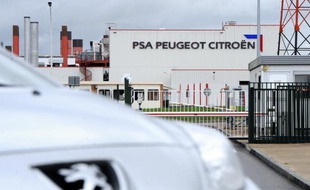 Le titre du constructeur automobile français PSA Peugeot Citroën plongeait de près de 5% vendredi matin à la Bourse de Paris, alors que la polémique enfle après le plan de suppressions de postes et en l'absence de perspectives encourageantes sur le groupe.
