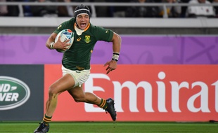 Cheslin Kolbe marque le dernier essai de la finale de la Coupe du monde face à l'Angleterre.