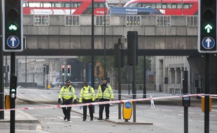 Des policiers sous le pont où a eu lieu l'attaque, le 30 novembre 2019.