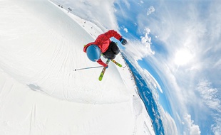 Un an après son très grave accident, Kevin Rolland a rechaussé les skis pour faire son retour dans un half-pipe.
