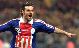 Photo d'archives du 2 mai 1998 montrant l'attaquant italien du Paris Saint Germain Marco Simone revêtu de son maillot RTL