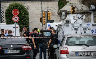 La police turque sur le site où s'est produit un attentat à la voiture piégée à Istanbul, le 7 juin 2016