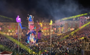 La première sortie du roi de la mode, samedi soir, a réuni 17.500 spectateurs