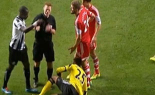 Le milieu de terrain français de Newcastle Moussa Sissoko frappe involontairement un arbotre, le 14 décembre 2013.