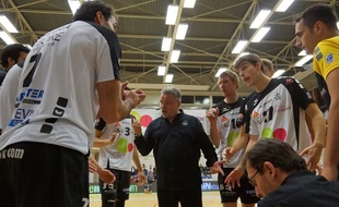 Le coach Nikola Matijasevic, donnant les consignes à ses joueurs contres Asnières, le 13 décembre 2014.