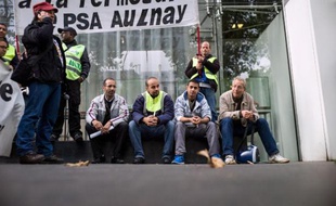 Des manifestants devant le quartier général du groupe automobile PSA Peugeot Citroën, à Paris, le 18 septembre 2013
